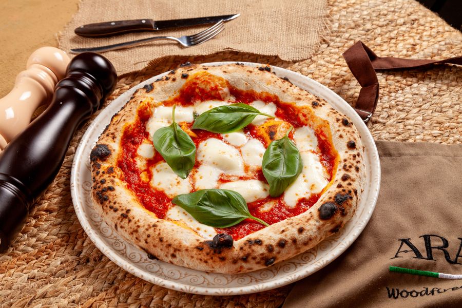 Pizza frisch aus dem Ofen